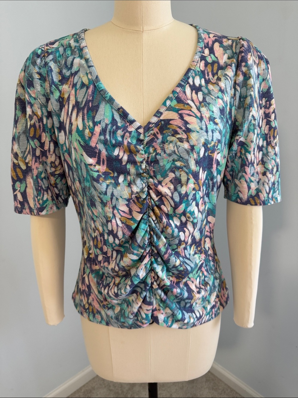 Democracy Floral Ruched V-Neck Women’s Top in Teal and Navy SZM